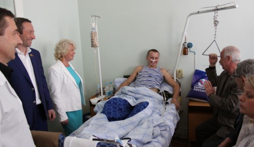 Актер Леонид Якубович навестил в больнице раненных солдат