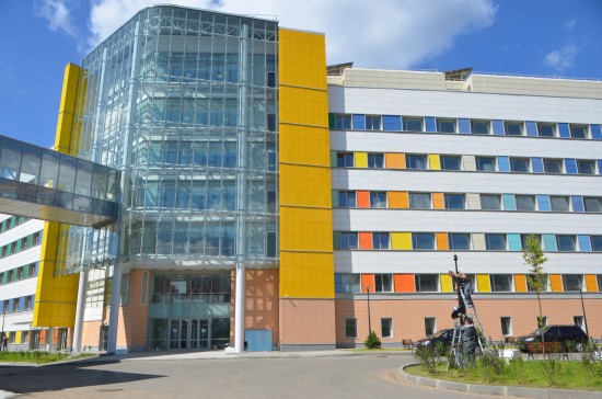 Новый корпус перинатального центра в Обручевском районе подключают к электрическим сетям 