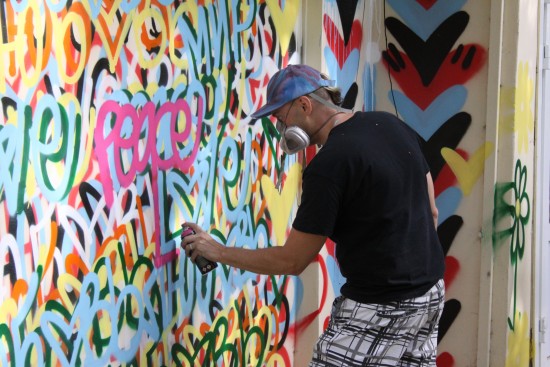Всемирно известный художник Крис Риггс подарил москвичам «Мир и Любовь»