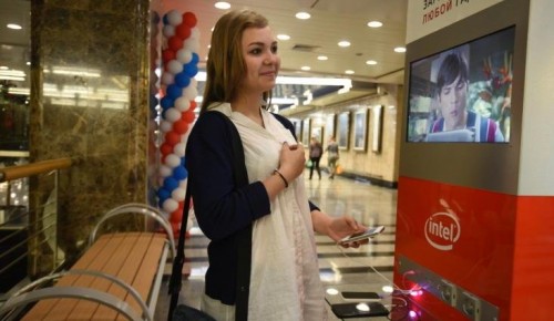 Подзарядить гаджеты теперь можно на двух станциях московского метро