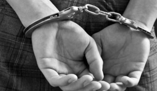 Оперативники Обручевского района задержали подозреваемого в хранении наркотиков