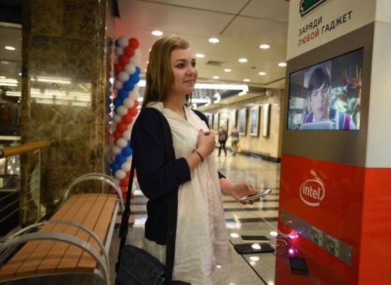 Подзарядить гаджеты теперь можно на двух станциях московского метро