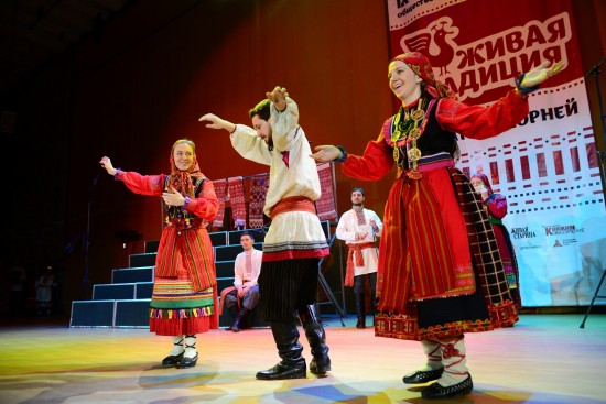 В КЦ "Меридиан" проходит X гала-концерт фольклорных коллективов "Живая традиция"