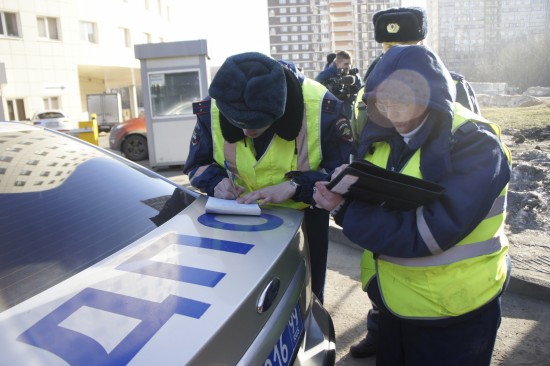 Сотрудники ГИБДД задержали мужчину с поддельным водительским удостоверением