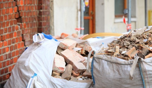 В Обручевском районе ликвидировали незаконную свалку мусора