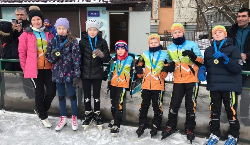 Юным конькобежцам из Обручевского района вручили медали