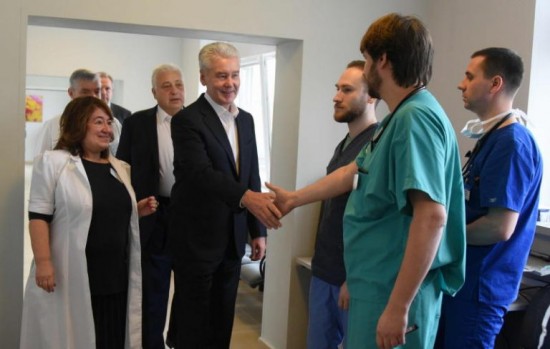 В поликлиники Москвы примут на работу еще 700 врачей узких специальностей