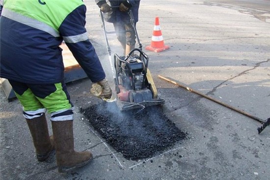 Работы по локальному ремонту асфальтового покрытия проведены на улице Эльдара Рязанова 