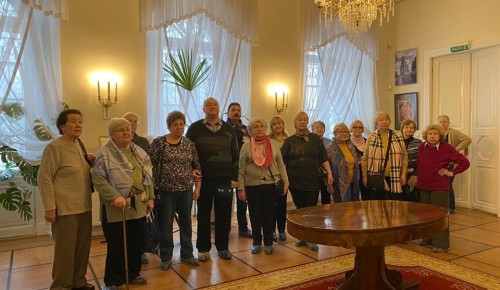 «Добрый автобус» доставил жителей района в музей-усадьбу «Лопасня-Зачатьевское»