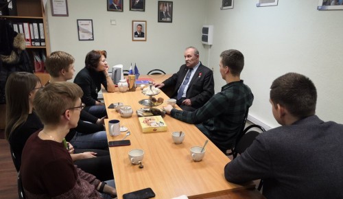 Представители Молодежной палаты Обручевского района встретились с боевым летчиком