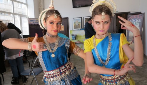 Жители ЮЗАО станцевали индийские танцы 
