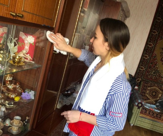Активисты Обручевского района помогли пенсионеру с работами по дому 