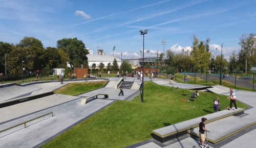 В столичных парках жители могут заняться воркаутом и гимнастикой, поиграть в баскетбол, волейбол, пинг-понг