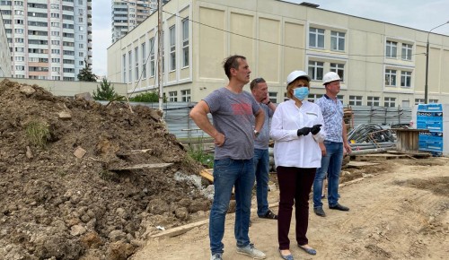 Депутат Мосгордумы Людмила Гусева осмотрела ход строительства недостроенного объекта в восточной части Южного Бутово