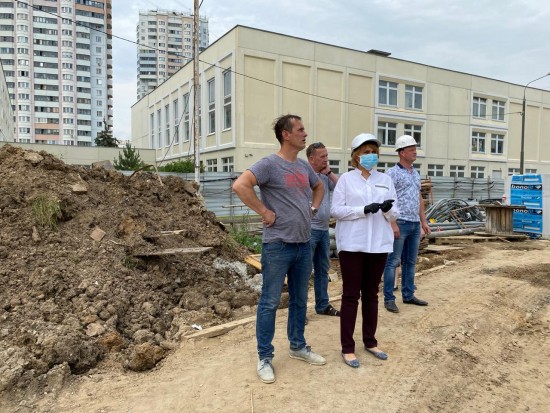 Депутат Мосгордумы Людмила Гусева осмотрела ход строительства недостроенного объекта в восточной части Южного Бутово