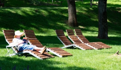 Городские парки предлагают москвичам отдохнуть на шезлонгах и лавочках