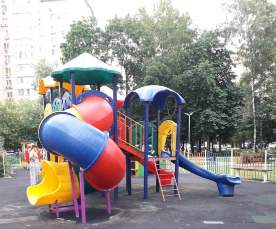Детскую площадку в Обручевском районе оборудовали новой горкой