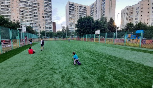 На спортивной площадке в Обручевском районе обновили покрытие из искусственной травы