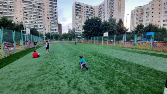 На спортивной площадке в Обручевском районе обновили покрытие из искусственной травы