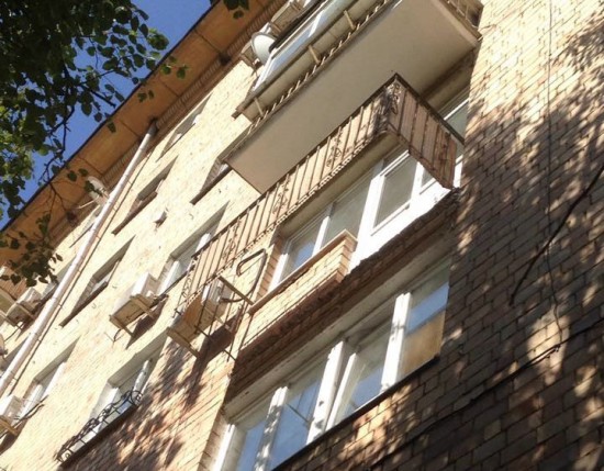 В многоквартирных домах в ЮЗАО отремонтировали балконы