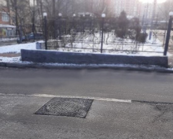 На улице Гарибальди устранили просадку люка