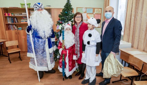 Дед Мороз пришел в гости к детям школы-интерната № 17