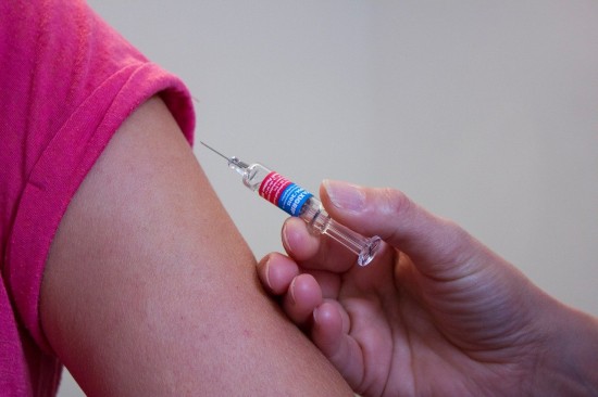 Врач: Массовая вакцинация поможет остановить распространение COVID-19