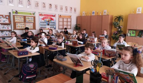 Сотрудница библиотеки № 172 провела урок для школьников