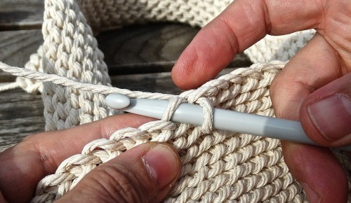 Долголеты из Обручевского района смогут смастерить плюшевый коврик
