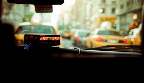Запрет на работу мигрантов в такси не поддержали в Госдуме 