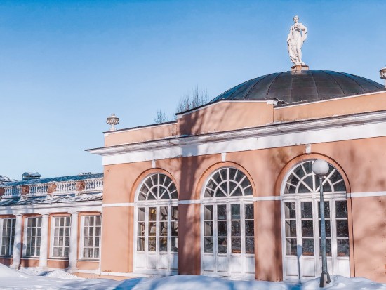 В Воронцовском парке проходят бесплатные занятия по скандинавской ходьбе