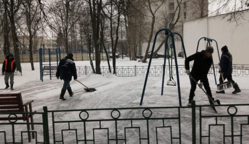 Коммунальщики спешат очистить от снега все детские и спортивные площадки