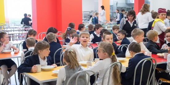 Опрос ВЦИОМ: Две трети родителей довольны качеством школьного питания 