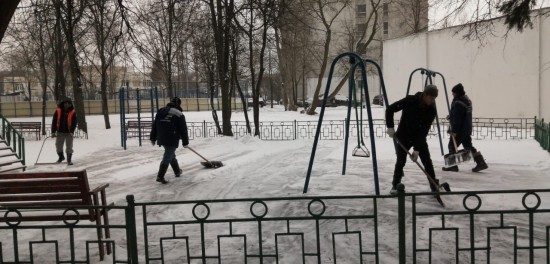 Коммунальщики спешат очистить от снега все детские и спортивные площадки