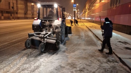 Сегодня в Теплом Стане на уборку снега вышли более 30 снегоуборочных машин 