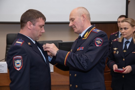 Полицейских Теплого Стана наградили медалями «За доблесть в службе»