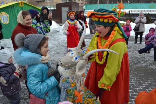 В Казанском храме устроили уличный праздник и показали спектакль