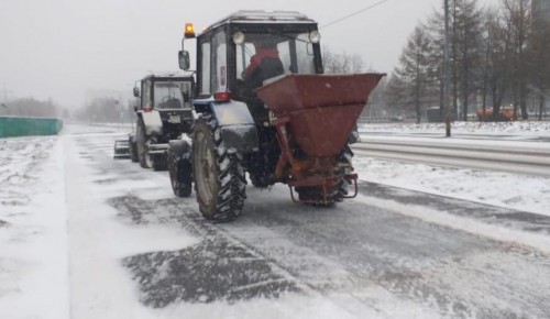 На уборку снега в Теплом Стане вышли 16 снегоуборочных машин