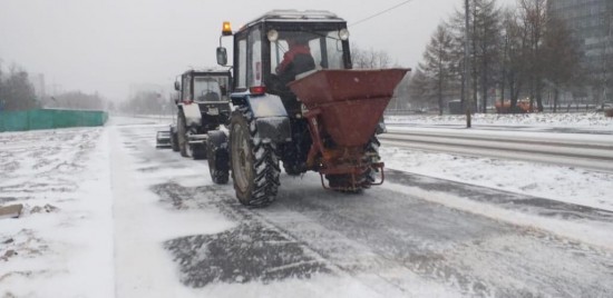 На уборку снега в Теплом Стане вышли 16 снегоуборочных машин