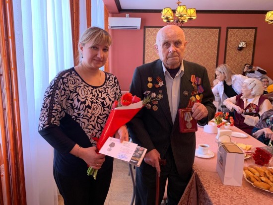 Ветеранам Великой Отечественной войны вручили юбилейные медали