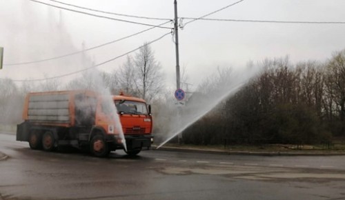 В Теплом Стане продезинфицировали дворы, дороги и тротуары