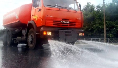 В Теплом Стане из-за жары стали чаще поливать дороги 