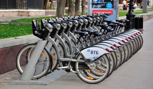 Взять велосипед в аренду можно в пункте проката возле станции метро «Коньково»
