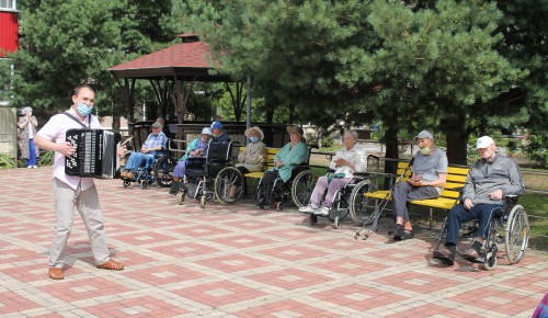 В пансионатах для ветеранов труда Теплого Стана провели «Музыкотерапию»