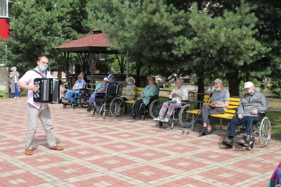 В пансионатах для ветеранов труда Теплого Стана провели «Музыкотерапию»