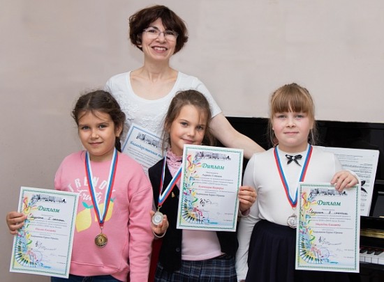 Воспитанницы музыкальной школы победили в городской олимпиаде по сольфеджио