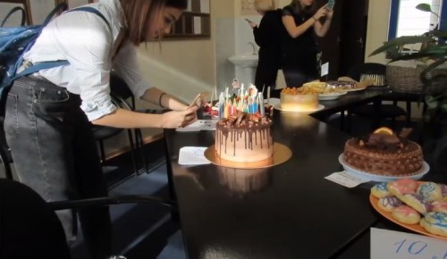 Конкурс пирогов и тортов: школьники поздравили учителей с профессиональным праздником