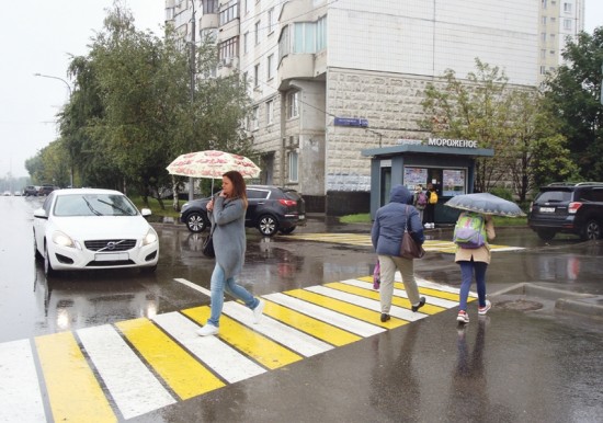 На дублере Профсоюзной улицы нанесли разметку и установили противопарковочные столбики