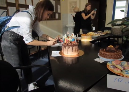 Конкурс пирогов и тортов: школьники поздравили учителей с профессиональным праздником