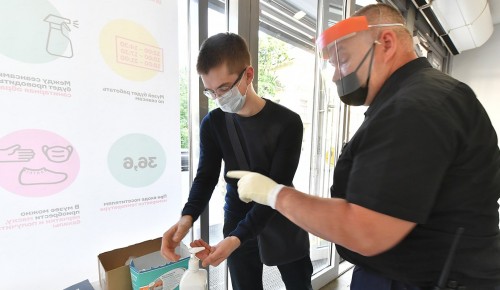 Почти 60 посетителей трех ТРЦ в Москве оштрафовали за отсутствие масок 